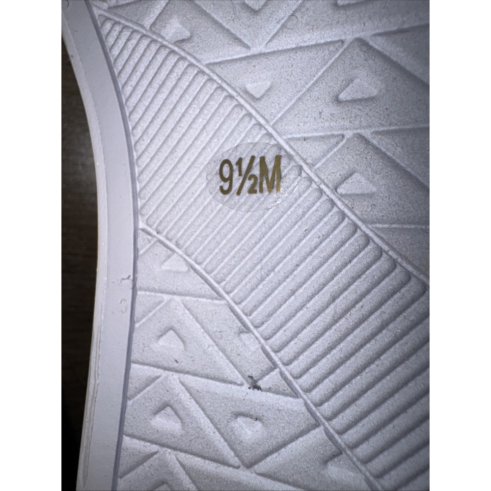 GUESS Women's White Pink Comfort Sneakers Logo Star Heart Lips Accents 9.5 NEW - Picture 9 of 11